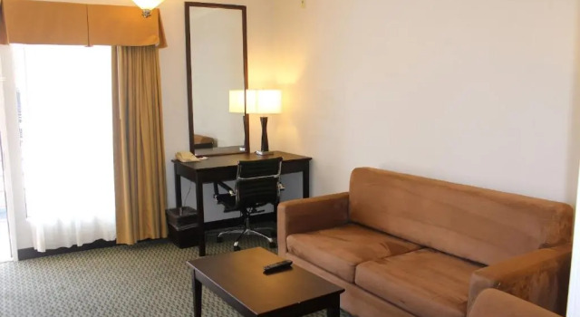 Люкс с балконом Best Western Plus Irvine Spectrum Hotel