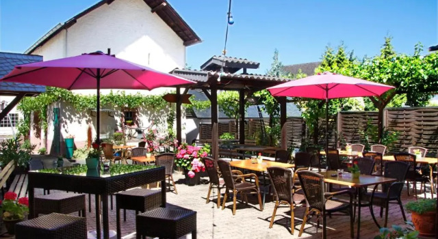 Апартаменты Gästehaus Weingut - Fröhliches Weinfass