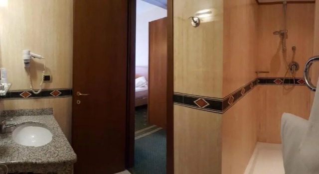 Полулюкс Hotel Ariston