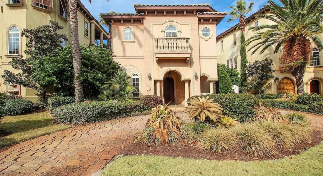 Bel Sol Luxury Tuscan-style Home Steps to Private Tropical Pool by Redawning, Rezerwuj Dom wakacyjny Hotele w Emerald Coast z parkingiem, Parking