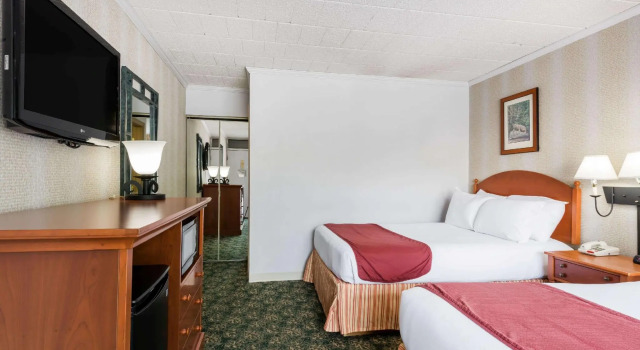 Четырёхместный номер Standard Ramada by Wyndham State College Hotel & Conference Center