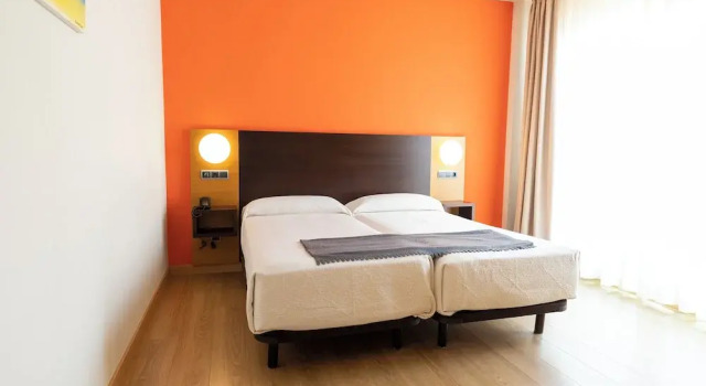Двухместный номер Economy с видом на внутренний двор Hotel Marítimo Ris con garaje