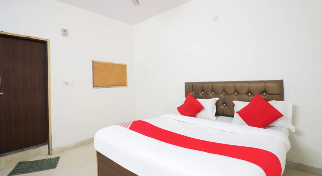 OYO Flagship 78704 Hotel Super Deluxe