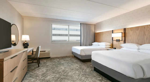 Четырёхместный номер Standard DoubleTree by Hilton Canton Downtown