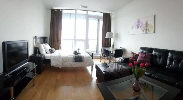 Kashaneh at BayviewVillage, Varaa Hotelli North York 