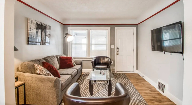 AutoManiac spot in the heart of Pontiac/3 beds 2 baths, Забронировать Дом для отпуска Виллы Понтиак, Вилла