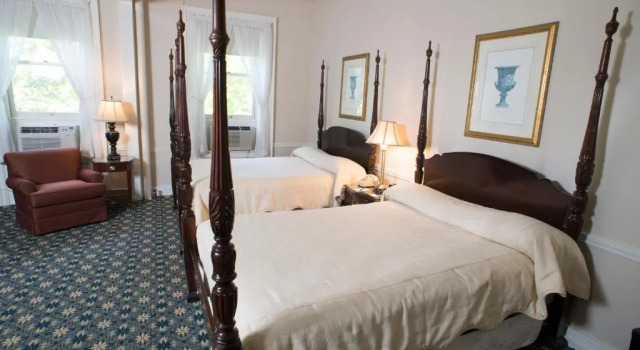 Четырёхместный номер Luxury Middlebury Inn