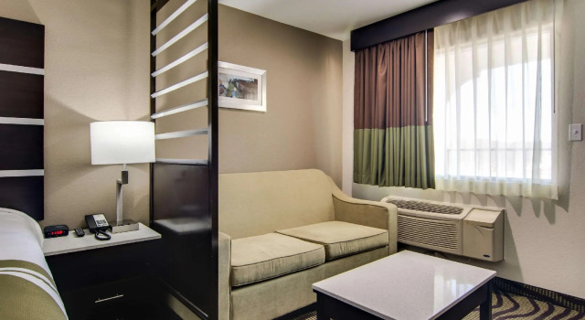 Люкс Quality Inn & Suites Athens University Area
