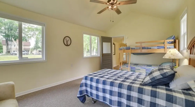 Indian River Home: Outdoor Space & Steps to River!, Boek Hotel Indian River Michigan