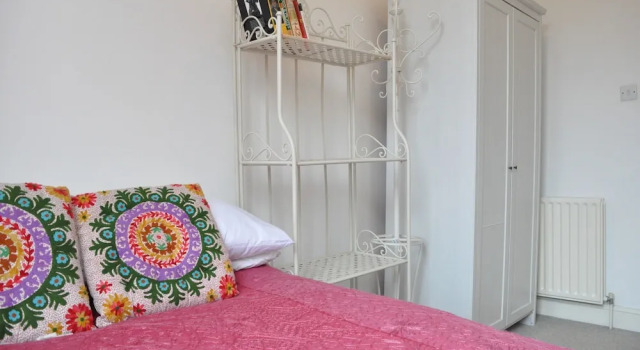 Bright 2 Bedroom Flat in Great Location, Забронировать Отель Отели Лондона 3 звезды, рядом с Мэнер Хаус, 3*