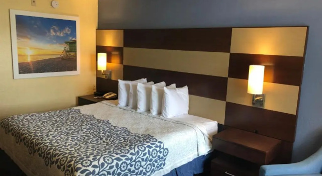 Номер Standard Days Inn by Wyndham Bradenton I-75