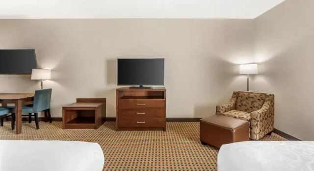 Четырёхместный семейный номер Standard Best Western Plus Hinton Inn & Suites