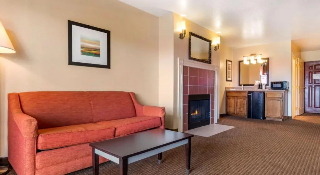 Люкс с балконом Best Western Luxury Inn