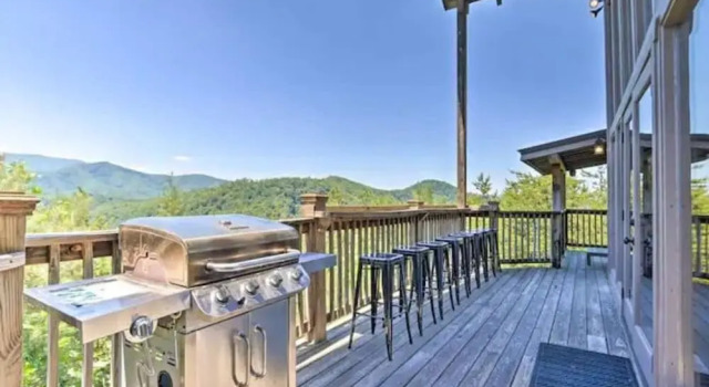 Апартаменты Awe-inspiring Estate w Pool Theater Fire Pit