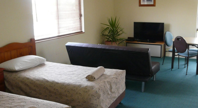 Семейный люкс с 2 комнатами Garden City Motor Inn