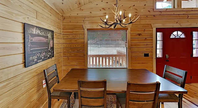 Southern Comfort: All-suite Getaway W/ Hot Tub 2 Bedroom Cabin
