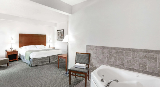Люкс Deluxe Days Inn by Wyndham Carroll
