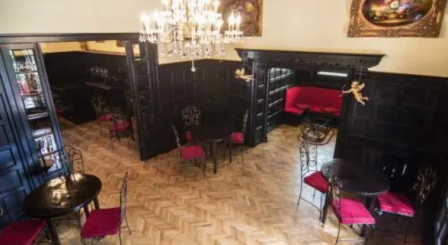 Casa Cu Farfurii, Забронировать Отель Отели Синая с парковкой, рядом с Замок Пелеш, Парковка