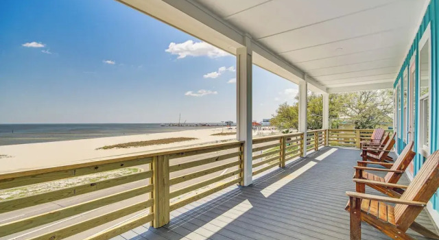 Long Beach Home w/ Views & On-site Beach Access!, Забронировать Отель Лонг-Бич Миссисипи - побережье, рядом с Long Beach WWII Battleship Guns