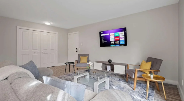Bright and Airy 2BR 2BA in the Heart of the City, Забронировать Апартаменты/квартира Рочестер-Хиллс Detroit Metropolitan Area