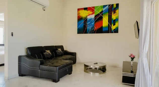 Huge 4-bedroom Apartment 2 km From Eagle Beach