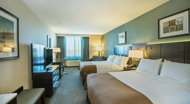 Четырёхместный номер Standard Holiday Inn Saskatoon Downtown by IHG