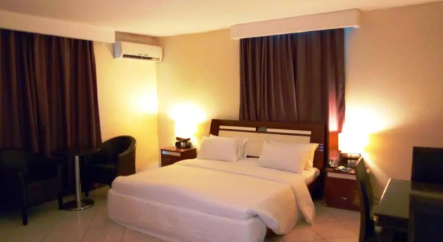 Апартаменты Golden Royale Hotel