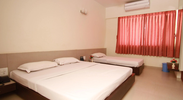Hotel Sai Dwarka Palace, Забронировать Отель Ширди штат Махараштра, рядом с Железнодорожный вокзал Сайнагар