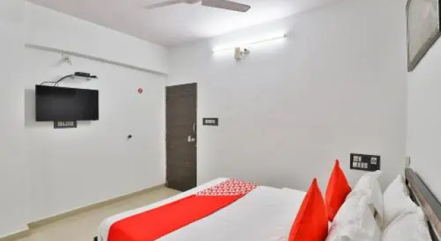 Oyo 25054 Hotel Day Night Stay, Boek Hotel Palsana Gujarat