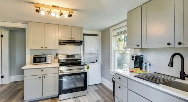 Апартаменты 2 Mi to Uptown: Centrally Located Kingston Apt!