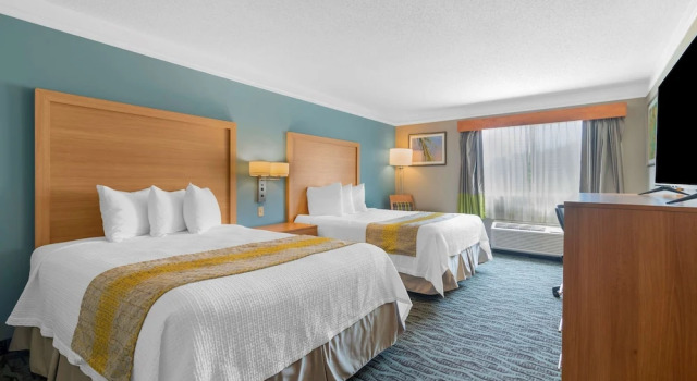 Четырёхместный номер Best Western PLUS Executive Court Inn & Conference Center