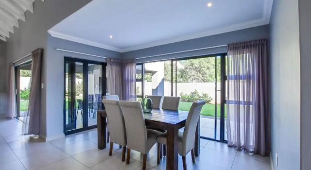 House Lezan, Boek Hotel Hartbeespoort 