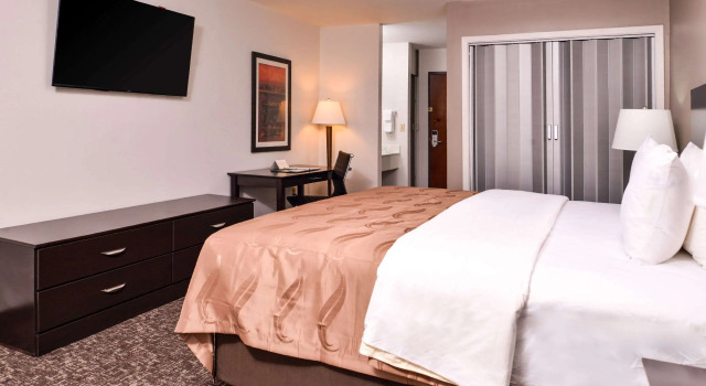 Quality Inn & Suites Beaumont, Забронировать Отель Бомонт Texas Gulf Coast