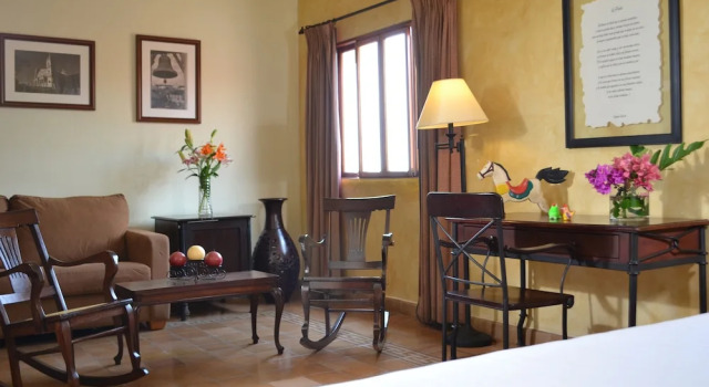 Четырёхместный номер Standard с балконом и с красивым видом из окна Hotel Dario Granada