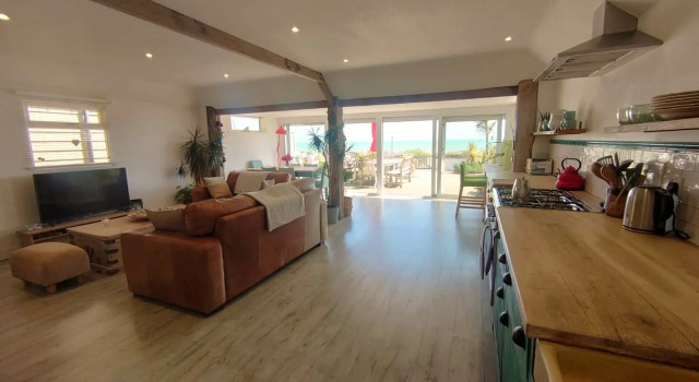 Ocean Front Beach House with Direct Beach Access and Breath Taking Views, Забронировать Отель Отели Исторического графства Суссекса с парковкой, Парковка