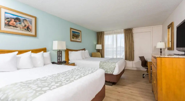 Четырёхместный номер Standard с красивым видом из окна Ramada Plaza by Wyndham Nags Head Oceanfront