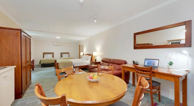 Семейный номер Standard Burnett Riverside Hotel