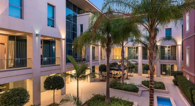 Полулюкс Trianon Luxury Apartments & Suites