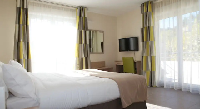 Двухместный номер Standard с балконом The Originals Boutique, Hotel lOccitan, Aubagne
