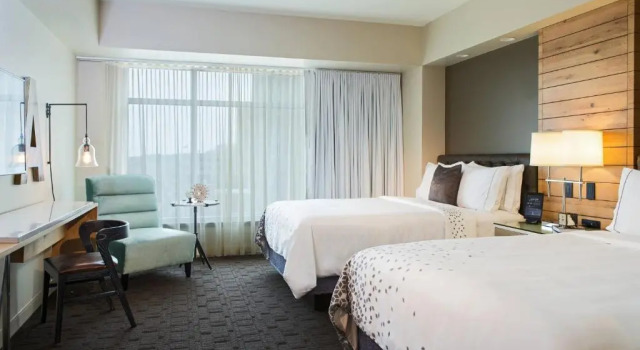 Четырёхместный номер Standard с видом на город Renaissance Allentown Hotel