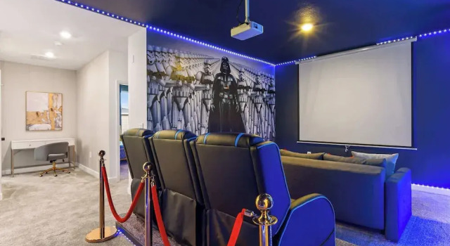 Upstay: Poolside Mansion w/ Themed Arcade & Cinema, Book Feriehus Villaer i Florida, Villa