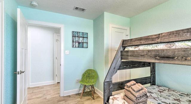 Коттедж с 4 комнатами Surfside Beach Home w/ Views, Steps to Shore!