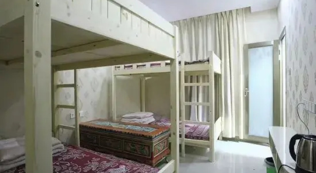 Кровать в общем номере Zhaxi Zhuokang Youth Hostel