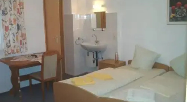Komfort-Pension Haus Christel & Guesthouses, Забронировать Отель Бад-Хённинген Westerwald, рядом с Kristall Rheinpark Therme