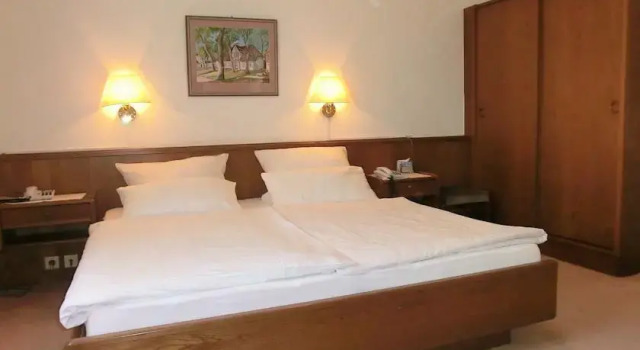 Hotel Nordseehalle, Забронировать Отель Отели Бюзум 3 звезды, рядом с Интерактивный музей Phänomania в городе Бюзум, 3*