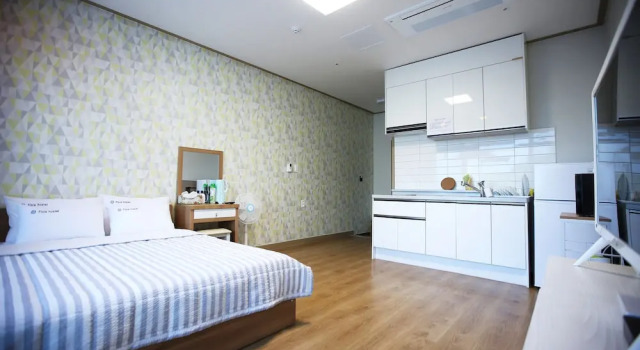 Кровать в общем номере с 6 комнатами Flora Hostel Pension
