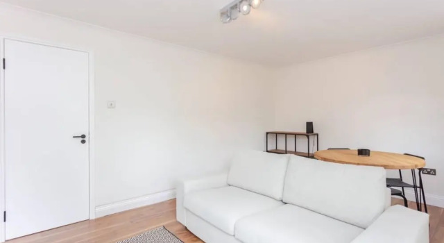 Bright 2 Bedroom House in Stratford With Garden