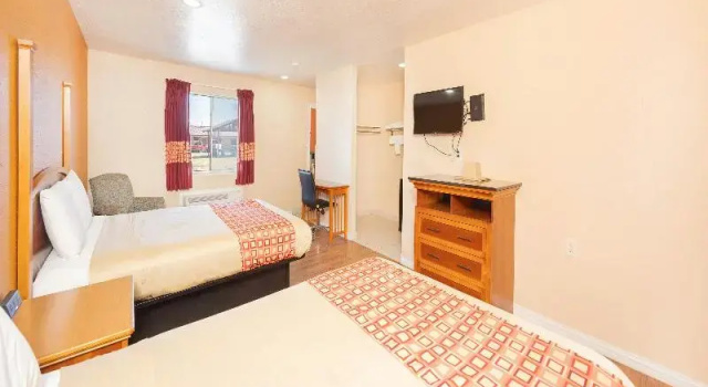 Четырёхместный номер Standard Regency Inn Hondo