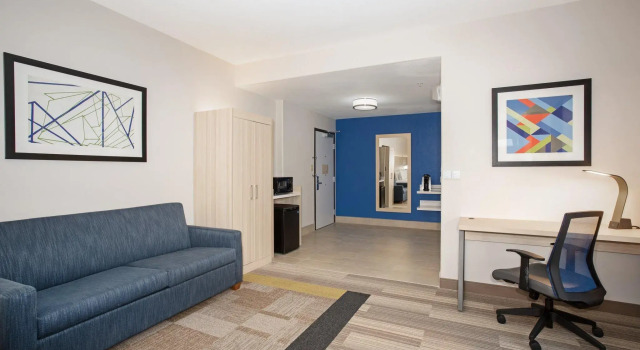 Четырёхместный люкс Holiday Inn Express & Suites Phoenix Glendale Dist by IHG