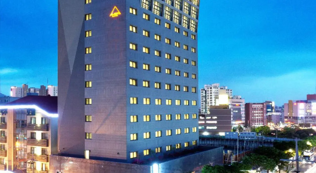Кровать в общем номере L&L Central Hotel